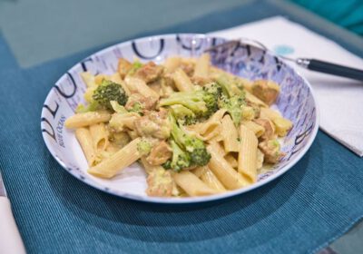 Bloemkool en broccoli vergezeld van Pasta Soya-Kip Curry