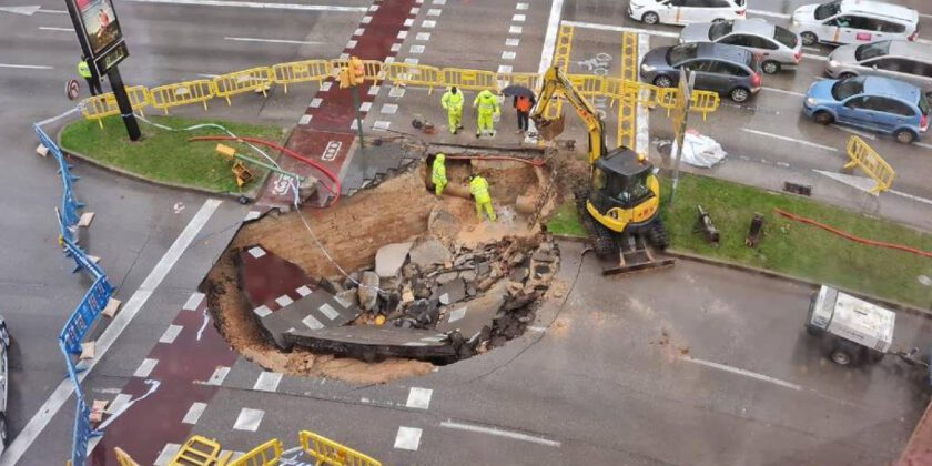 Hevige regenval Mallorca zorgt voor twee grote gaten in wegen Palma