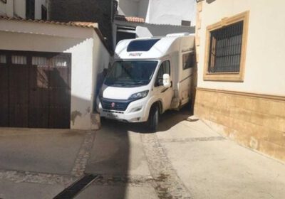 Buitenlandse kampeerautotoerist rijdt zich klem in smalle straat in Granada