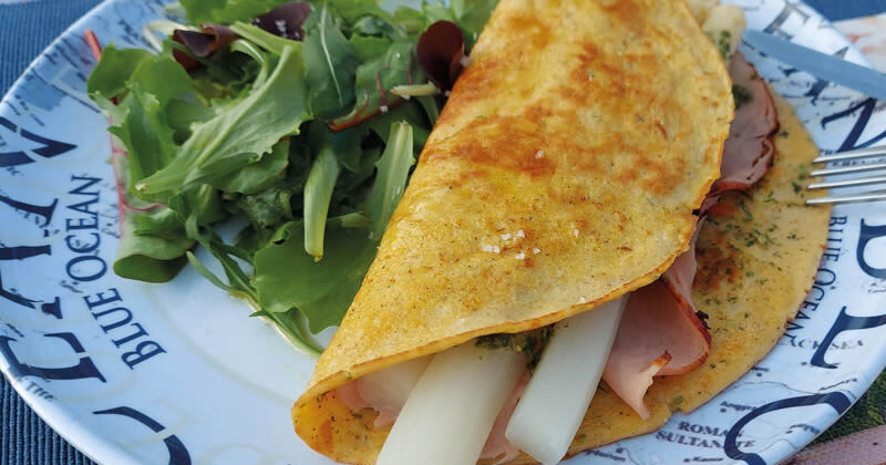 Kruidige omelet met witte asperges