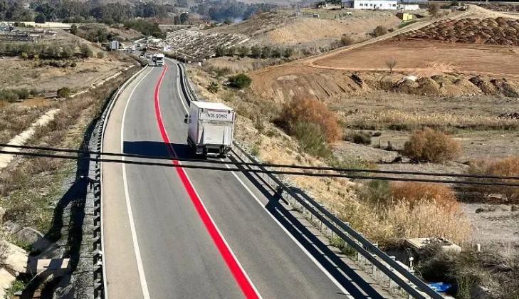 Wat zijn deze nieuwe doorgetrokken rode lijnen op de Spaanse wegen?