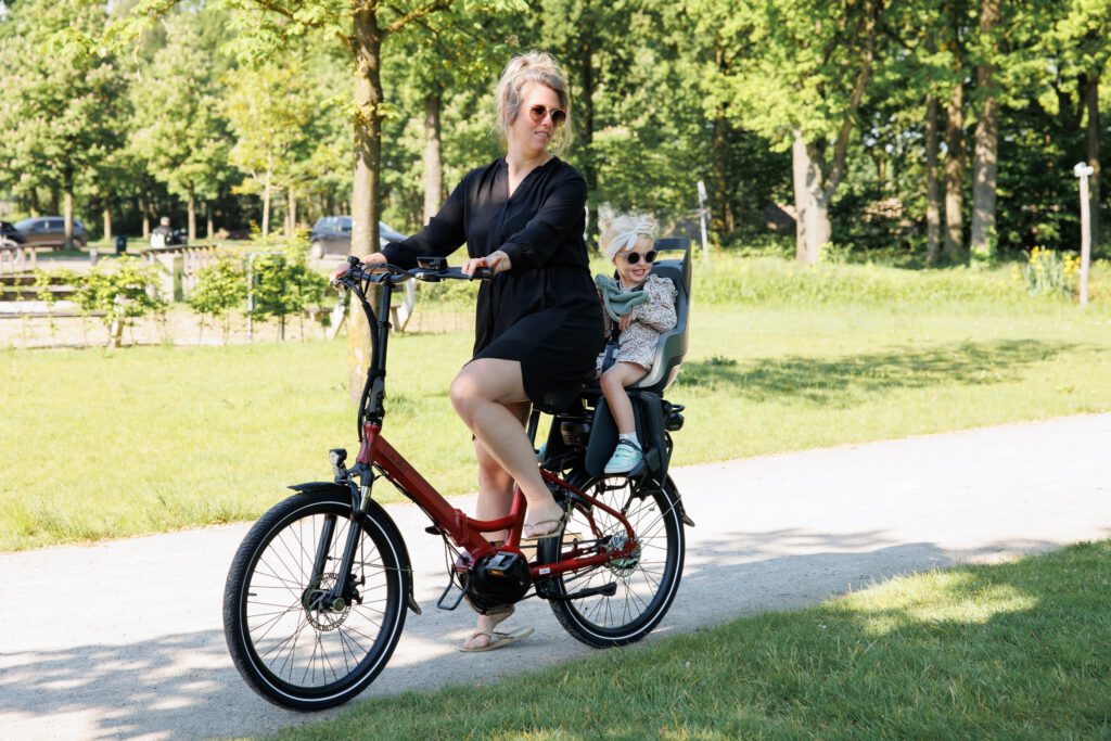 Onze elektrische vouwfietsen zijn ontworpen met een sterke drager, zodat het toevoegen van een fietsstoeltje geen enkel probleem is.