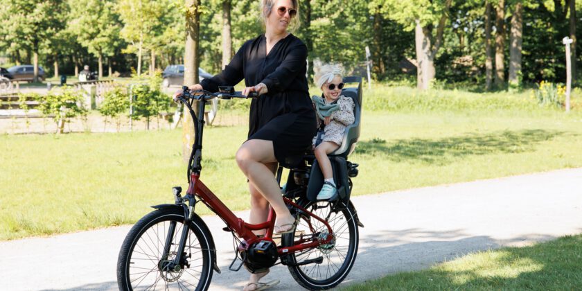 Onze elektrische vouwfietsen zijn ontworpen met een sterke drager, zodat het toevoegen van een fietsstoeltje geen enkel probleem is.