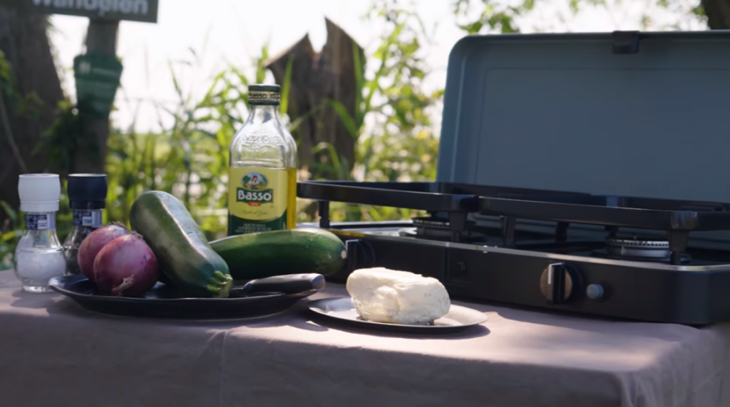 Koken op de camping | Halloumi-courgettespiesjes